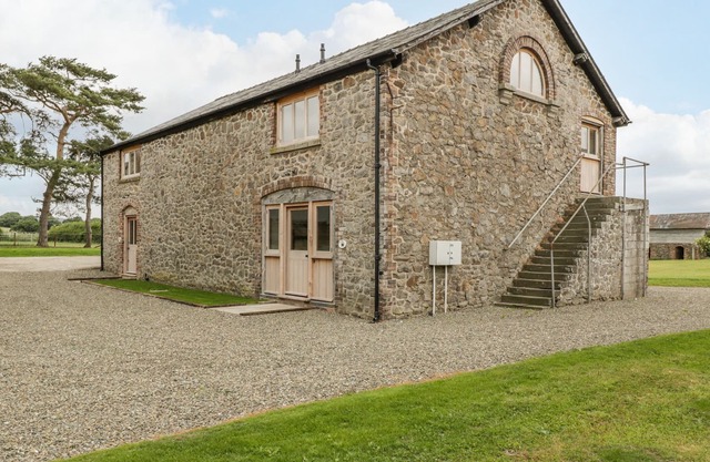 THE MILL GRANARY, pet friendly, with open fire in Leintwardine