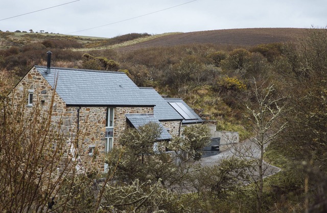 The Mill House, NOLTON HAVEN Family and pet friendly with hot tub and log burner
