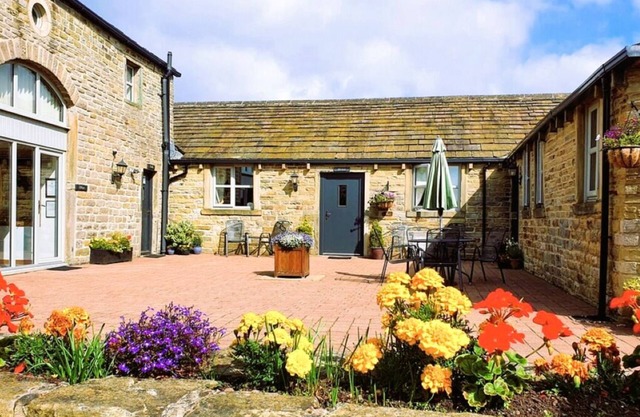 The Mistal is a rural cottage in a private courtyard - 10 mins from Town centre