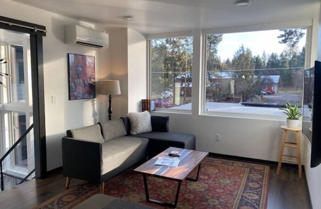 The Modern: conviently located by Old Mill, River, Amphitheater. Ev charger n