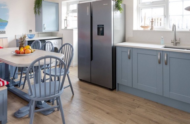 The Moorings: 5-bed villa in Rhosneigr, walk to beach & village