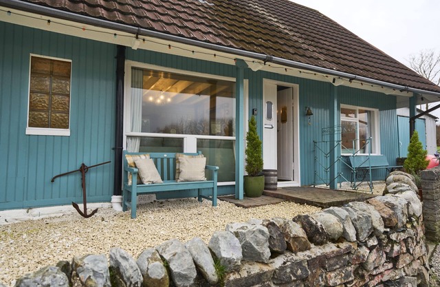 The Moorings, overlooking Loch Fyne - sleeps 4 guests in 2 bedrooms