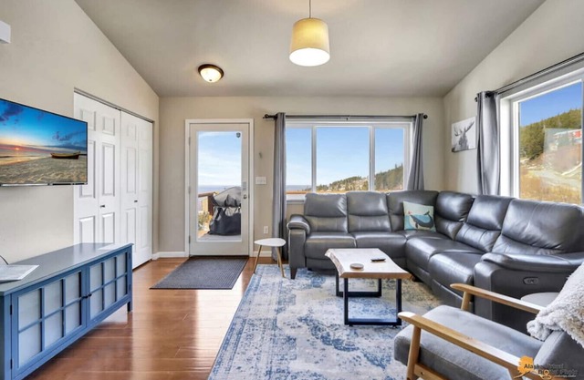 The Mountain Top Escape w/Scenic Views & Trails