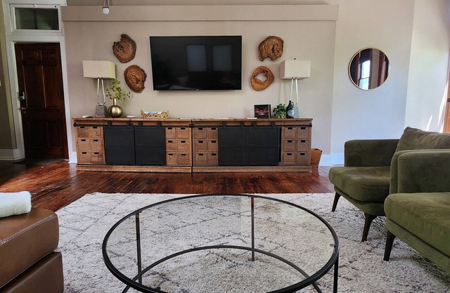 The Nama Retreat: Ultra-Modern, Downtown, Sleeps 6, WiFi, Full Kitchen, Stylish Decor