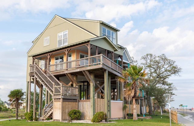 The Nest - A waterfront cottage sitting high above the tree tops