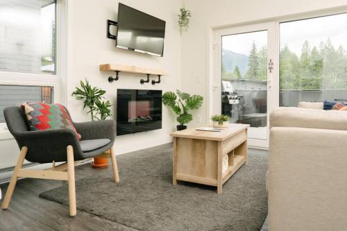 The Nest - Condo with Hot Tub & BBQ