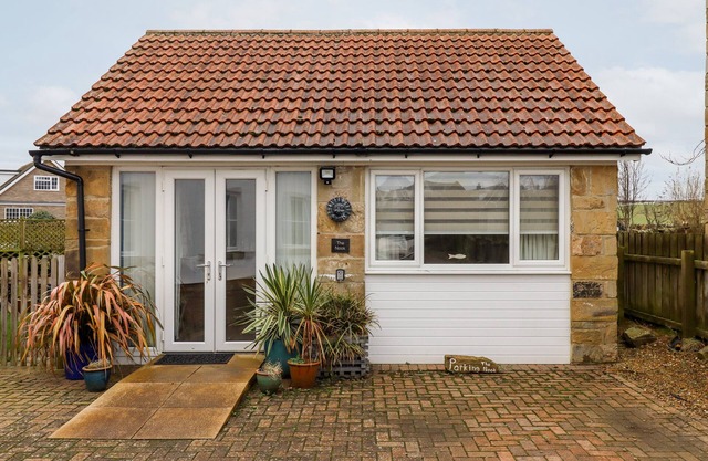THE NOOK, pet friendly, with a garden in Seahouses
