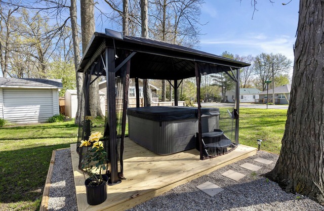 The North Shore Cottage at Indian LakenNew Hot Tub! Beautiful lake views!