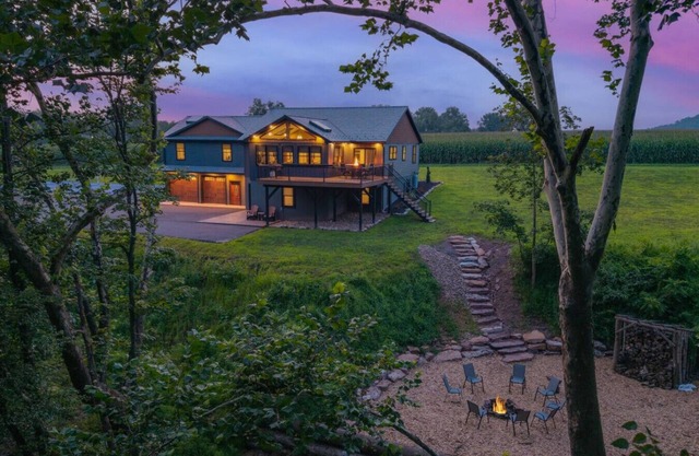 The Oakdale Retreat with Pickleball Court