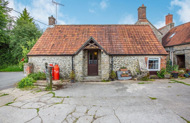 THE OLD BULL STALL, pet friendly, with a garden in Penselwood