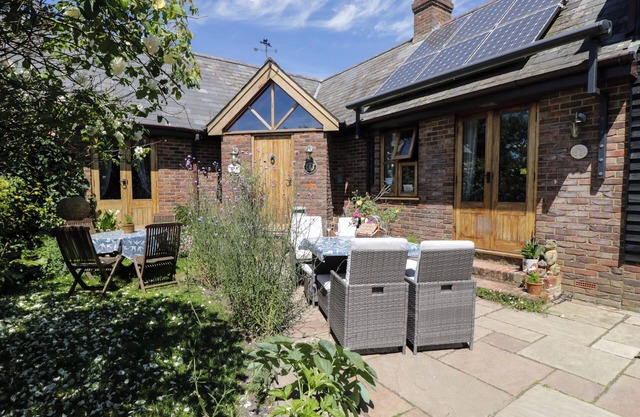 THE OLD BYRE, pet friendly, with open fire in Woodfalls
