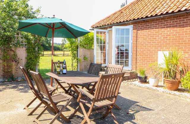THE OLD CART SHED, pet friendly, with open fire in Brisley