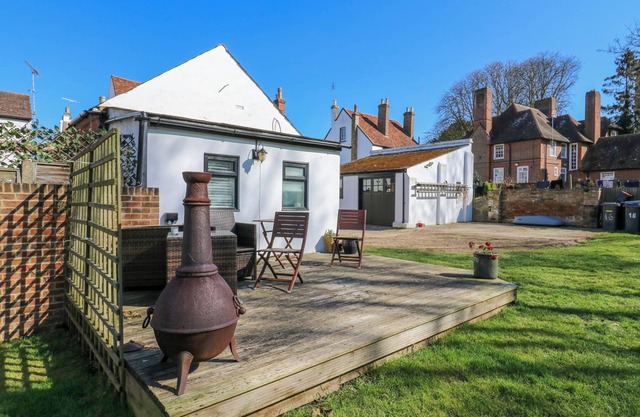 THE OLD DAIRY, romantic, character holiday cottage in Herne