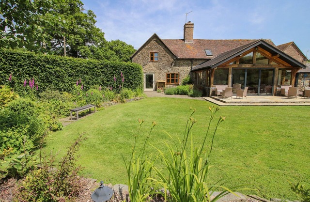 THE OLD FARMHOUSE, pet friendly, with hot tub in Westhope