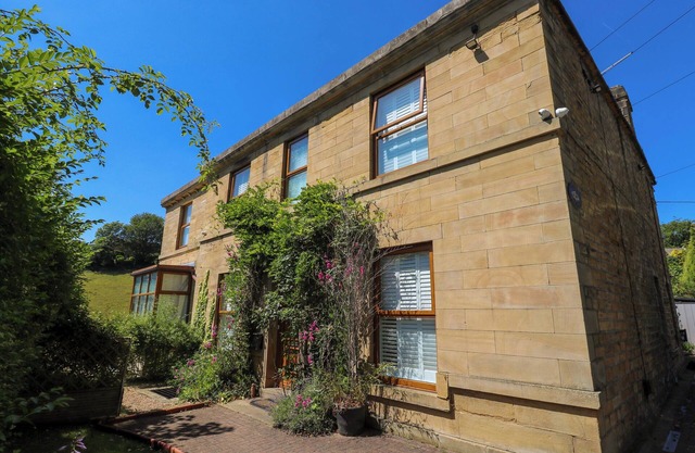 THE OLD POST OFFICE - PET FRIENDLY GROUP STAYS IN HOLMFIRTH in Holmfirth