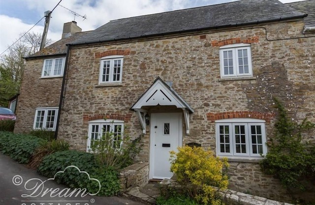 THE OLD READING ROOM, pet friendly, with open fire in Langton Herring