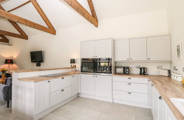 THE OLD STABLES, pet friendly, with a garden in Gillingham