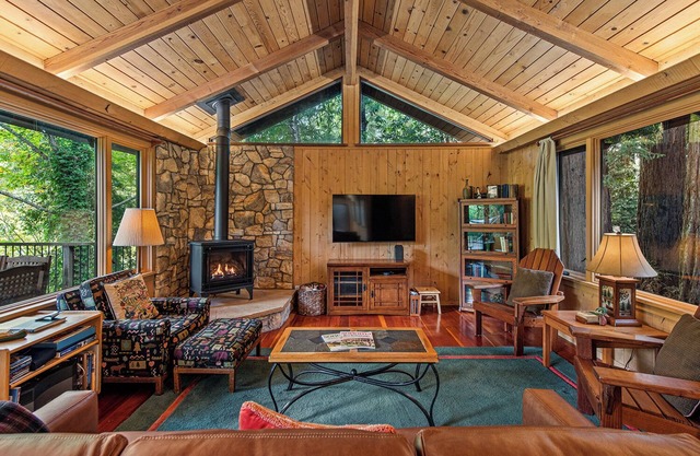 The Old Timer ~ Classy Cabin On River, Near Golf, Dog Friendly!