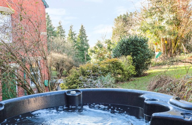 THE OLD VICARAGE, pet friendly, luxury holiday cottage in Peterchurch