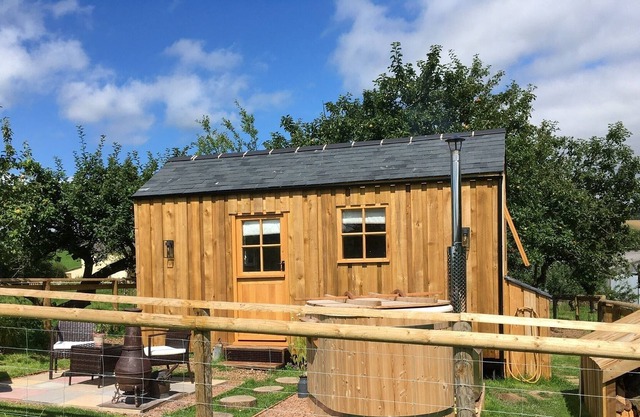 The Orchard Hut- A bespoke shepherds hut with wood fired hot tub.