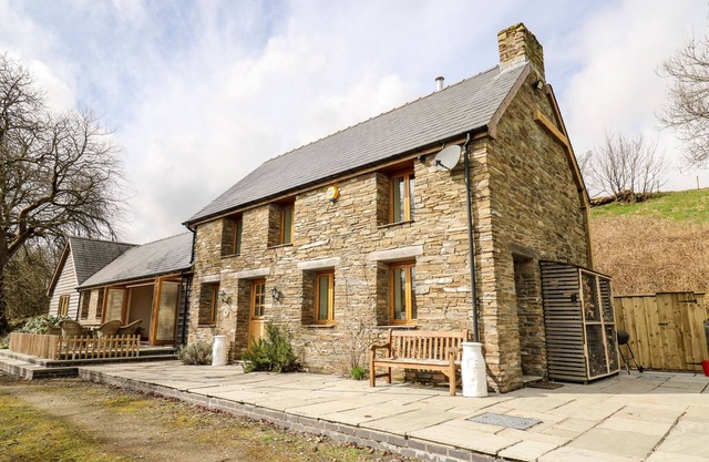 THE ORCHARD, pet friendly, luxury holiday cottage in Knighton