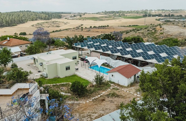 The Organic Courtyard in Kefar Uriya a vacation suite with AC, pool and jacuzi