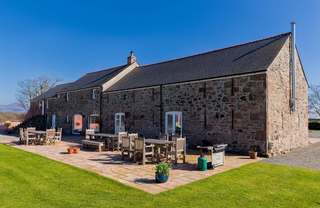 The Outbuildings - sleeps 14 guests in 7 bedrooms