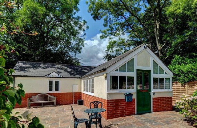 THE PEACH HOUSE, pet friendly, with a garden in Axminster