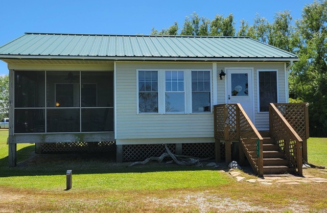 The Pelican Cottage on The Albemarle Sound with waterviews in nearly every room