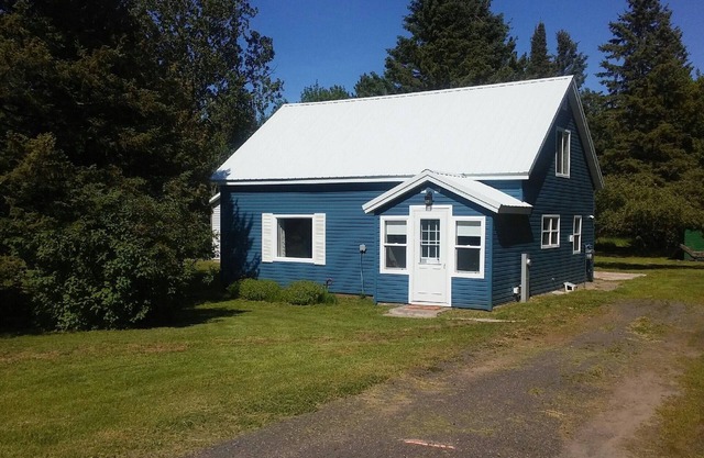 The Penny House: CLEAN with garage, one block from trails & storesn