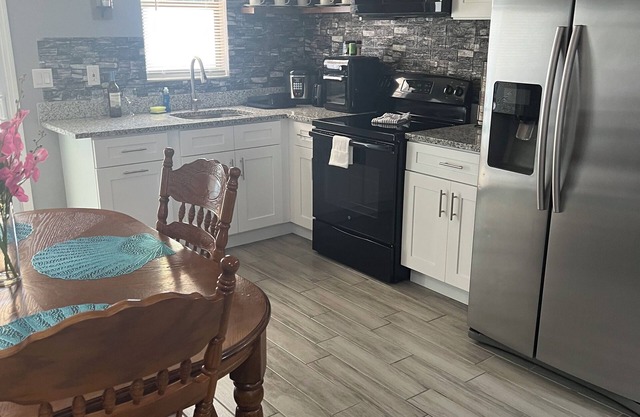 The perfect place very close to downtown and beaches! PETS ARE WELCOME!