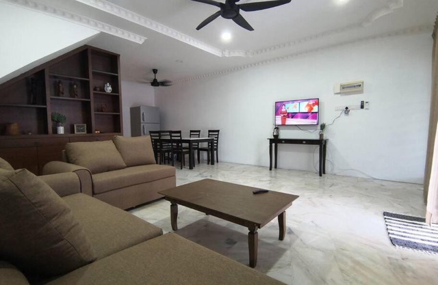 The Pigeon Alor Akar Guest House