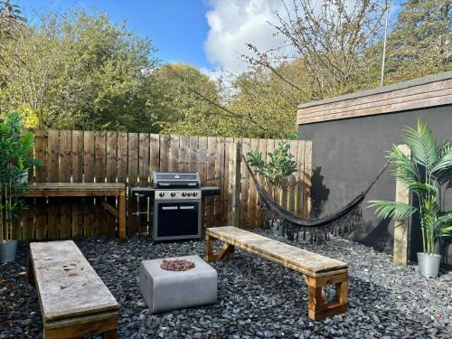 The Pinewood Cabin With Firepit & BBQ