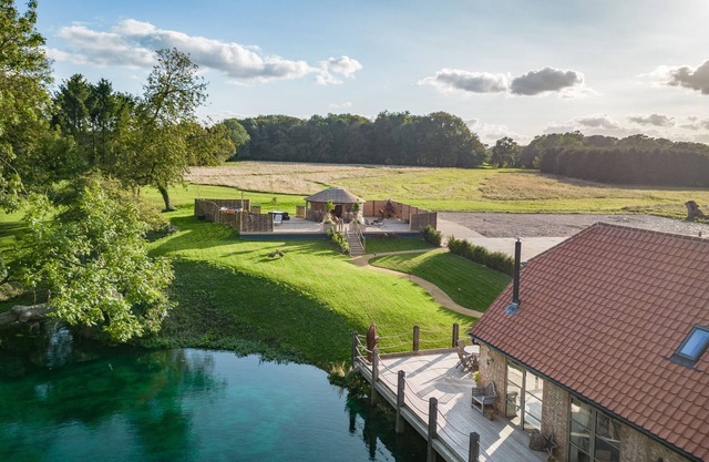 The Pond Barn - Five Bedroom House, Sleeps 10