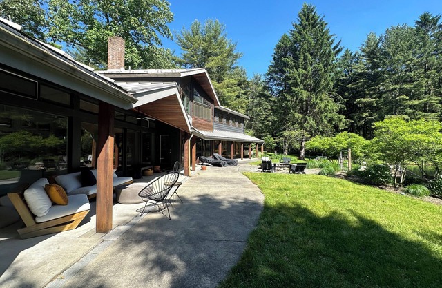 The Pond: Gorgeous Secluded Property Close to Town