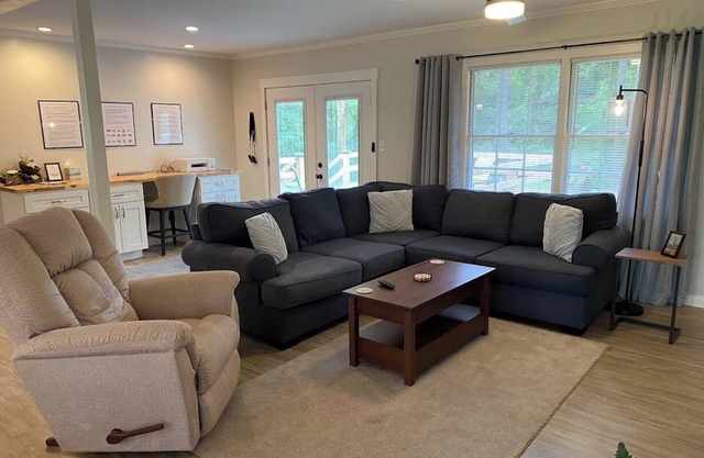 The Quail's Nest! Convenient to downtown, quiet and fully remodeled!