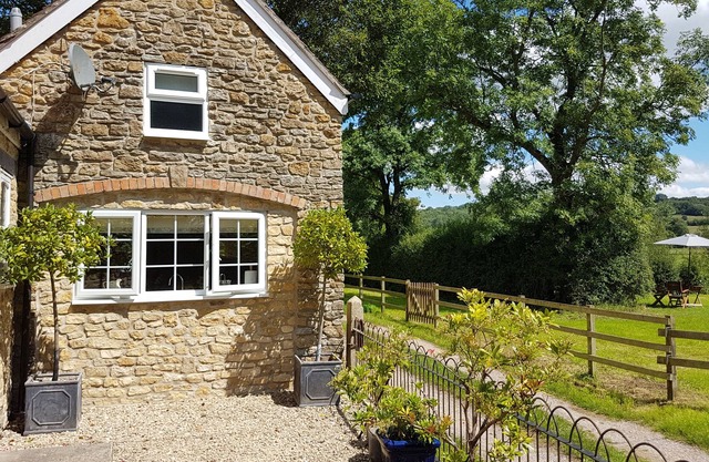 THE RETREAT, romantic, character holiday cottage in Wincanton