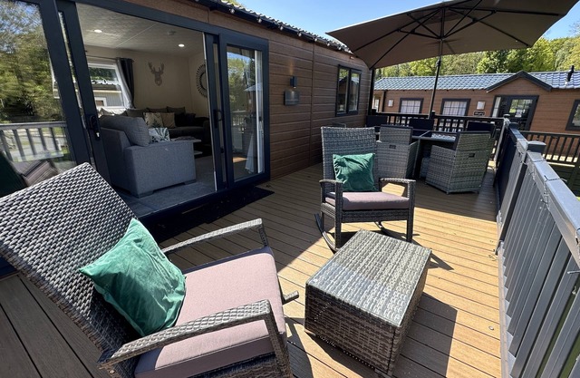 THE RIDGEWAY, pet friendly, with a garden in Llanarth