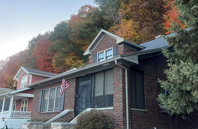 The Riverside Brickhouse- 6 Bedrooms, 2 Bathroom, Riverviews, Grill, AC/Wifi