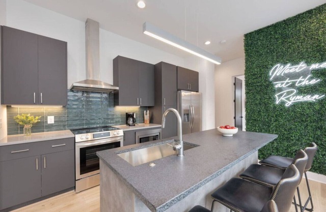 `The Ryman` 4BR Haven with Scenic Rooftop