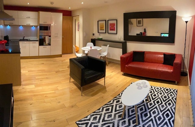 The Sawmill Glossy Sleek Peaceful City Centre red