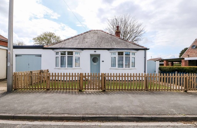 THE SEASIDE RETREAT, pet friendly, with a garden in Sutton-On-Sea