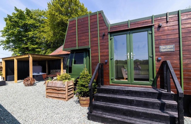 The Shire Luxury Converted Horse Lorry with private hot tub Cyfie Farm