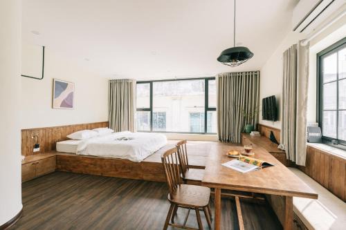 The Silver Lantern Hanoi-Urban Escape with Balcony Access-Coffee 24-7