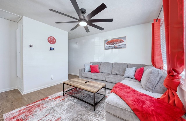The Southern Charm. 10 minutes away from Fort Moore/Benning. Budget friendly!