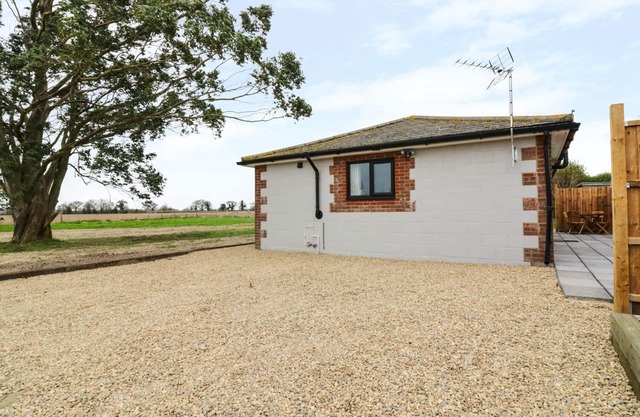 THE STABLE AT CHURCH FARM HOUSE, family friendly in Reedham