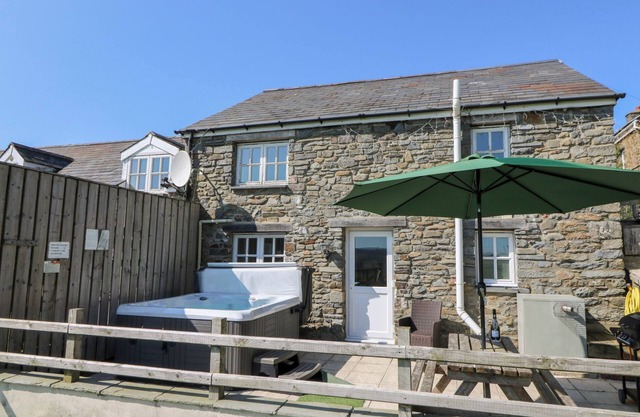THE STABLE, pet friendly, character holiday cottage in Aberaeron