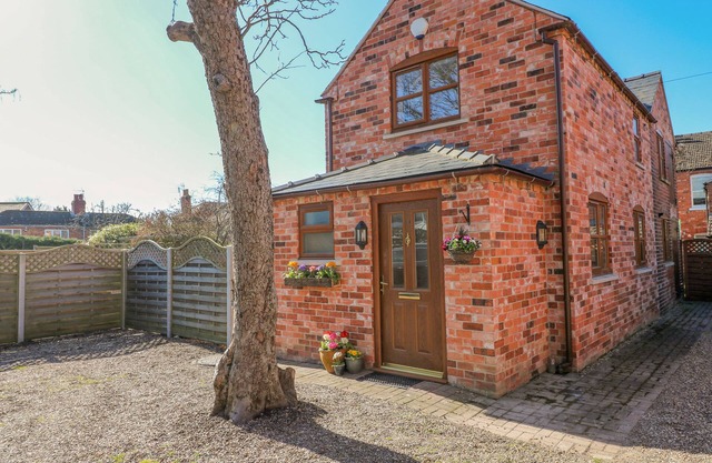 THE STABLE, pet friendly, with a garden in Saxilby