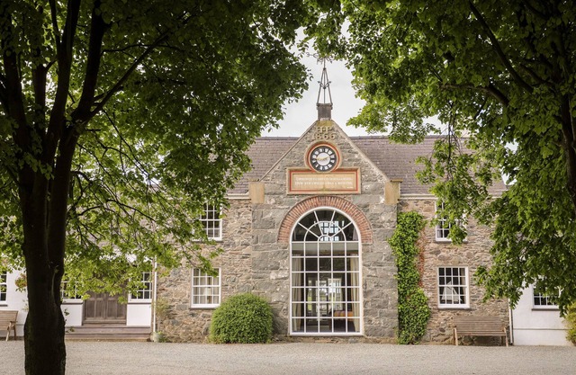 THE STABLES, pet friendly, luxury holiday cottage in Bodedern