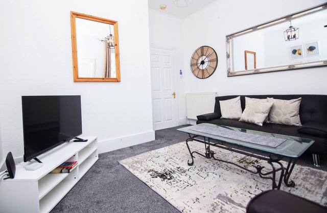 The Summit West end Spacious City flat with Private parking